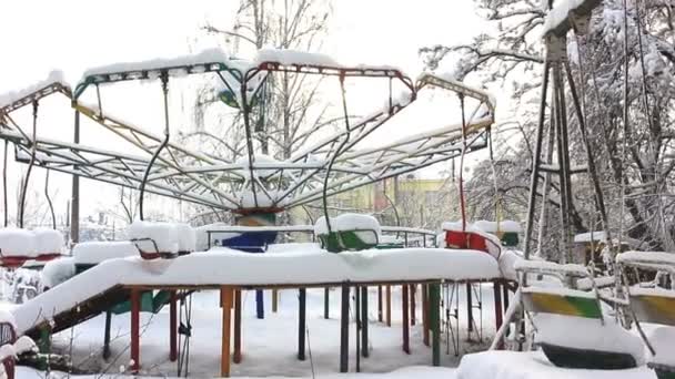 Oude kinderen rotondes in de winter. — Stockvideo