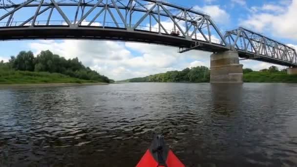 Kayak Descendit Rivière Été Sous Pont — Video
