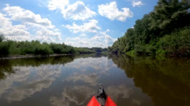 Kayıkla ve sudaki bulutların yansımalarıyla güzel bir manzarayı dolaş.. 