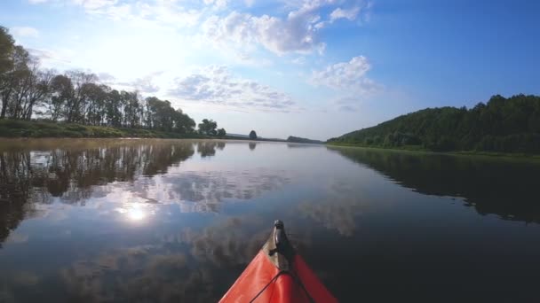 Rode Kajak Ging Een Rivier Met Zonneschijn Rivierenlandschap — Stockvideo