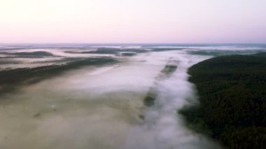 Bulutların üzerinden uçmak, nehirle birlikte sis ve odun. Hava manzarası