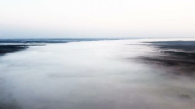 Güzel bulutların üzerinde uçmak, nehirle birlikte sis ve odun. Hava manzarası