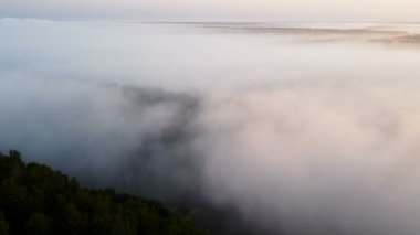 Bulutların üzerinde uçmak, gündoğumunda tahta kullanmak. Hava manzarası