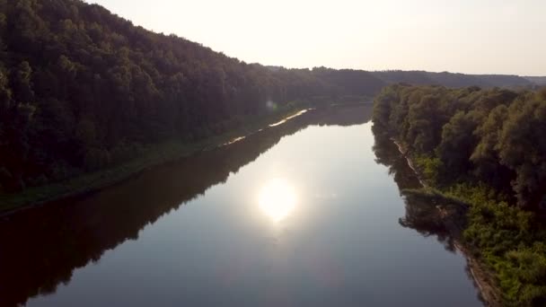 Över Sommaren Morgon Flod Med Reflektioner Sol Vatten Aerial Utsikt — Stockvideo