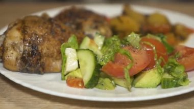 Patates, fırında tavuk ve salata hazır. Kaydırıcı atışı