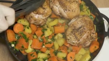 Kızarmış tavuk ve sebze pişir. Yemek takımı. 