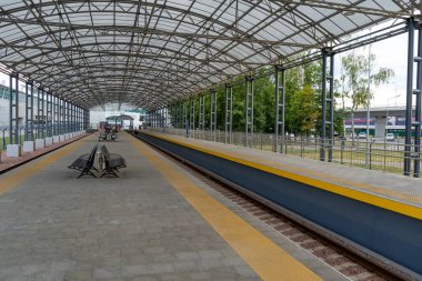 Ukrayna, Kyiv - 3 Ağustos 2021: Boryspil havaalanındaki boş Ukrzaliznytsia istasyonu. Tren istasyonunda. Ukrayna seyahati. İnsanlar olmadan