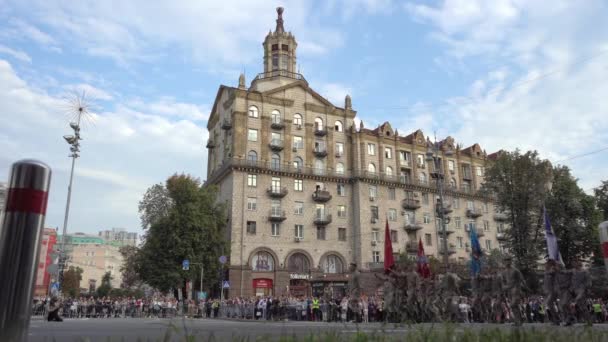 Ucrânia, Kiev - 18 de agosto de 2021: Marcha militar ucraniana no desfile. Infantaria do Exército. Homens na rua. Uniforme militar. Passo de combate. Infantaria e aterragem — Vídeo de Stock