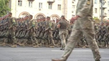 Ukrayna, Kyiv - 18 Ağustos 2021: Geçit töreninde Ukrayna askeri yürüyüşü. Ordu piyadesi. Sokaktaki adamlar. Askeri üniforma. Çarpışma basamağı. Piyade ve çıkarma