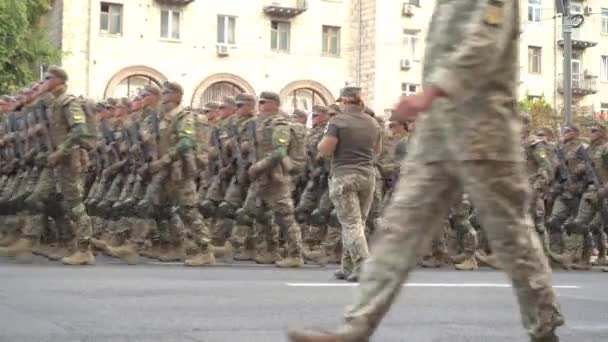 Ucrania, Kiev 18 de agosto de 2021: Marcha militar ucraniana en el desfile. Infantería del ejército. Hombres en la calle. Uniforme militar. Paso de combate. Infantería y desembarco — Vídeos de Stock