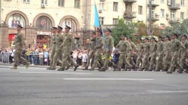 Ukrayna, Kyiv - 18 Ağustos 2021: Geçit töreninde Ukrayna askeri yürüyüşü. Ordu piyadesi. Sokaktaki adamlar. Askeri üniforma. Çarpışma basamağı. Piyade ve çıkarma