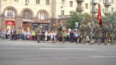 Ukrayna, Kyiv - 18 Ağustos 2021: Geçit töreninde Ukrayna askeri yürüyüşü. Ordu piyadesi. Sokaktaki adamlar. Askeri üniforma. Çarpışma basamağı. Piyade ve çıkarma