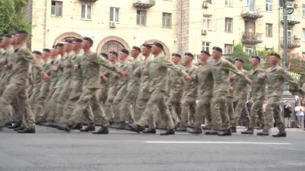 Ucrania, Kiev 18 de agosto de 2021: Marcha militar ucraniana en el desfile. Infantería del ejército. Hombres en la calle. Uniforme militar. Paso de combate. Infantería y desembarco — Vídeo de stock