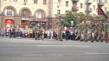 Ukrayna, Kyiv - 18 Ağustos 2021: Geçit töreninde Ukrayna askeri yürüyüşü. Ordu piyadesi. Sokaktaki adamlar. Askeri üniforma. Çarpışma basamağı. Piyade ve çıkarma