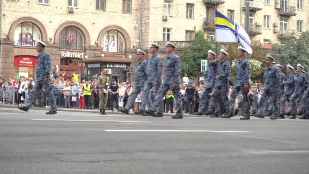 Oekraïne, Kiev - 18 augustus 2021: Oekraïense militaire mars in de parade. Leger infanterie. Mannen op straat. Militair uniform. Strijd stap. Infanterie en landing — Stockvideo