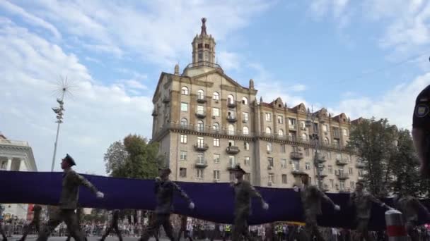 Ukraine, Kiew - 18. August 2021: Ukrainisches Militär marschiert in die Parade. Infanterie der Armee. Männer auf der Straße. Militäruniform. Kampfschritt. Infanterie und Landung — Stockvideo