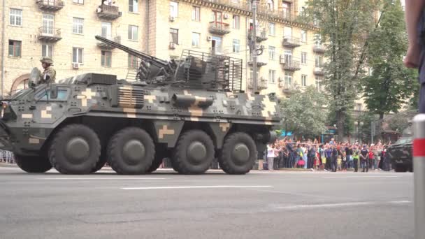 Oekraïne, Kiev - 18 augustus 2021: Vrachtwagens. Bewapening van het Oekraïense leger. Gepantserde voertuigen, geweren en gepantserde personeel dragers. Militaire parade. Speciaal transport. Nieuwe technologieën — Stockvideo