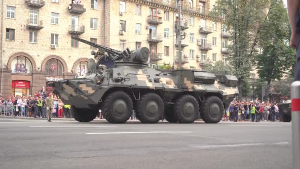 Ukraine, Kiew - 18. August 2021: LKW. Bewaffnung der ukrainischen Armee. Gepanzerte Fahrzeuge, Gewehre und gepanzerte Mannschaftstransporter. Militärparade. Sondertransporte. Neue Technologien — Stockvideo