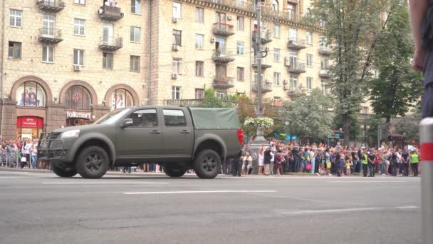 ウクライナ、キエフ- 2021年8月18日:トラック。ウクライナ軍の武装。装甲車、銃、装甲兵員輸送車。軍事パレード。特別輸送だ。新技術 — ストック動画