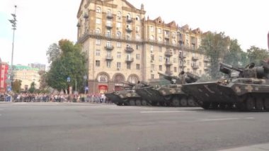 Ukrayna, Kyiv - 18 Ağustos 2021: kamyonlar. Ukrayna ordusunun silahlanması. Zırhlı araçlar, silahlar ve zırhlı personel taşıyıcıları. Askeri geçit töreni. Özel nakliye. Yeni teknolojiler