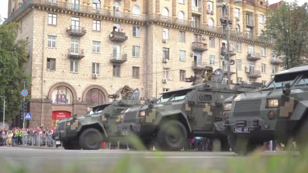 Ucrania, Kiev - 18 de agosto de 2021: Camiones. Armamento del ejército ucraniano. Vehículos blindados, armas y vehículos blindados. Desfile militar. Transporte especial. Nuevas tecnologías — Vídeos de Stock