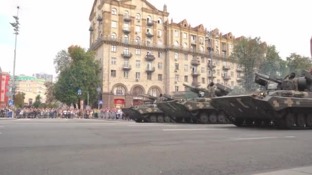 ウクライナ、キエフ- 2021年8月18日:トラック。ウクライナ軍の武装。装甲車、銃、装甲兵員輸送車。軍事パレード。特別輸送だ。新技術 — ストック動画