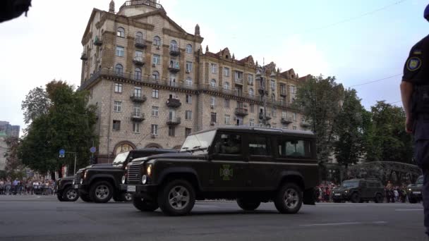 Ukrajna, Kijev - augusztus 18, 2021: Teherautók. Az ukrán hadsereg fegyverzete. Páncélozott járművek, fegyverek és páncélozott személyi hordozók. Katonai parádé. Különleges szállítóhajó. Új technológiák — Stock videók