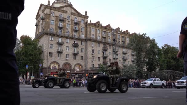 Ucrânia, Kiev - 18 de agosto de 2021: Caminhões. Armamento do exército ucraniano. Veículos blindados, armas e porta-aviões blindados. Desfile militar. Transporte especial. Novas tecnologias — Vídeo de Stock