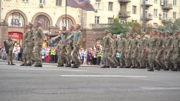 Ukraina, Kiova - 18. elokuuta 2021: Ukrainan sotilasmarssi paraatissa. Armeijan jalkaväki. Kadulla on miehiä. Sotilasunivormu. Taisteluaskel. Jalkaväki ja laskeutuminen — kuvapankkivideo