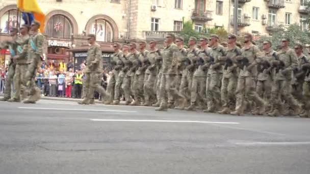Ukrayna, Kyiv - 18 Ağustos 2021: Geçit töreninde Ukrayna askeri yürüyüşü. Ordu piyadesi. Sokaktaki adamlar. Askeri üniforma. Çarpışma basamağı. Piyade ve çıkarma — Stok video