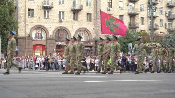 Oekraïne, Kiev - 18 augustus 2021: Oekraïense militaire mars in de parade. Leger infanterie. Mannen op straat. Militair uniform. Strijd stap. Infanterie en landing — Stockvideo