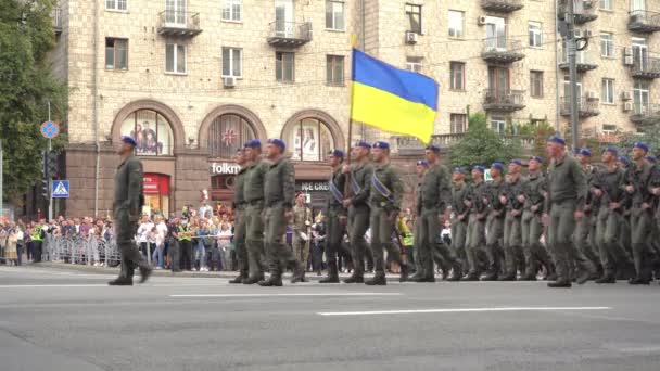 Oekraïne, Kiev - 18 augustus 2021: Oekraïense militaire mars in de parade. Leger infanterie. Mannen op straat. Militair uniform. Strijd stap. Infanterie en landing — Stockvideo