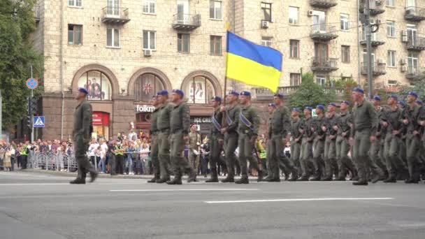 Ukraine, Kyiv - August 18, 2021: Ukrainian military march in the parade. Army infantry. Men in the street. Military uniform. Combat step. Infantry and landing — Stock Video