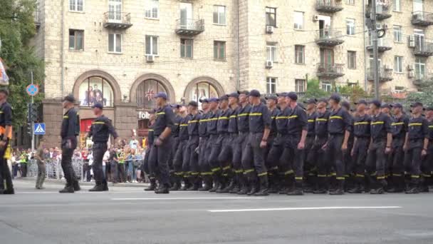 Ucrania, Kiev 18 de agosto de 2021: Marcha militar ucraniana en el desfile. Infantería del ejército. Hombres en la calle. Uniforme militar. Paso de combate. Infantería y desembarco — Vídeo de stock