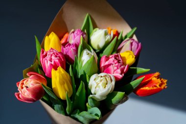 Çok renkli lalelerden oluşan bir buket yakın plan. Bahar parlak çiçekleri. Lale çiçeği. Tebrikler konsepti. Çiçekli kartpostal.