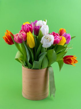 Bahar laleleri çiçek karışımı. Vazoda bir buket. Çok renkli ilkbahar çiçeği. Hediye. Kırmızı, pembe, beyaz ve sarı. Çiçekli arka plan laleler yakın plan farklı renkler