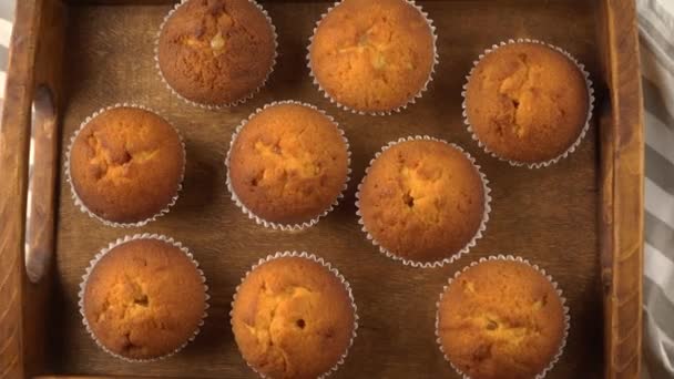 Muffins - heerlijk gebak. Gebakken dessert op het tafelblad uitzicht. Zelfgemaakte muffin. Geportioneerde cupcakes. Simpel eten voor een feestje. Close-up muffins op een houten dienblad — Stockvideo