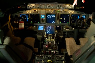 Ukrayna, Kyiv - 29 Aralık 2020: Boeing uçak kokpiti. Direksiyon, torpido ve kaptan koltuğu. UR-SQE SKYUP HAVA 737-700 numaralı uçak