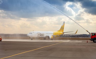 Önlüklü Bees Havayolları sarı uçağı. Boeing 737-800 UR-UBA yolcu uçağı. Ukrayna, Kyiv - 19 Mart 2021.