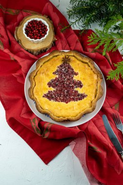 Peynirli kek. Yaban mersinli, yaban mersinli ve noel ağaçlı yuvarlak pasta. Böğürtlenli ev yapımı tatlı pasta. Tatlı olarak şenlikli yemek. Yılbaşı ve Noel hediyeleri. Turta, güveç..