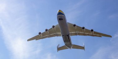 Kyiv, Ukrayna - 10 Mayıs 2020: Antonov 225 AN-225 Mriya uçağı, havaalanından havalanan dünyanın en büyük uçağı. UR-82060 en büyük uçak gökyüzünde uçuyor. Kiev