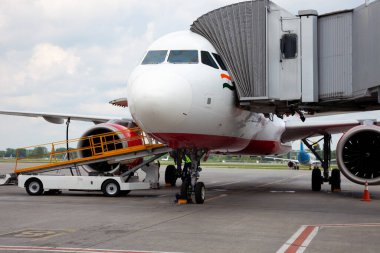 Kyiv, Ukrayna - 23 Haziran 2020: Air India Airlines Airplane, Airbus A320-251N uçağı VT-EXH. Uçak uluslararası Boryspil havaalanına iniyor. D terminali. Uzayı kopyala..