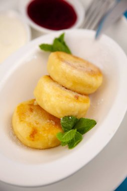 Beyaz tabakta üç yuvarlak peynirli krep. Sağlıklı kahvaltı. Gıda arkaplanı