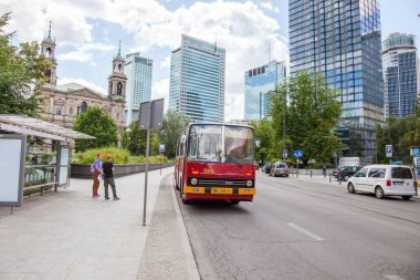 Varşova, Polonya, 28 Haziran 2019: Eski bir Ikarus yolcu otobüsü şehir merkezinde bir otobüs durağında..