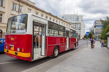 Varşova, Polonya, 28 Haziran 2019: Eski bir Ikarus yolcu otobüsü şehir merkezinde bir otobüs durağında..