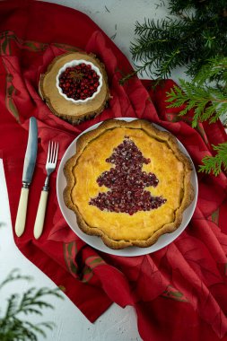 Peynirli kek. Yaban mersinli, yaban mersinli ve noel ağaçlı yuvarlak pasta. Böğürtlenli ev yapımı tatlı pasta. Tatlı olarak şenlikli yemek. Yılbaşı ve Noel hediyeleri. Turta, güveç..