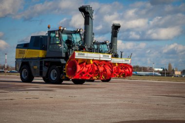 Kyiv, Ukrayna - 5 Kasım 2019: Jetbroom BOSCHUNG. Kar temizleme aracı B6 havaalanı bölümü. Kar temizleme traktörü, özel hizmet araçları. Sokakları, yolları ve kardan havaalanını temizleyen arabalar.