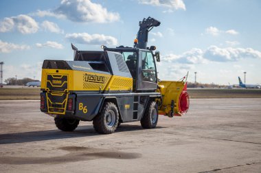 Kyiv, Ukrayna - 5 Kasım 2019: Jetbroom BOSCHUNG. Kar temizleme aracı B6 havaalanı bölümü. Kar temizleme traktörü, özel hizmet araçları. Sokakları, yolları ve kardan havaalanını temizleyen arabalar.