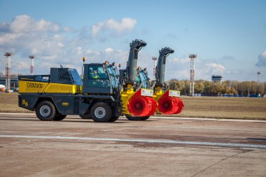 Kyiv, Ukrayna - 5 Kasım 2019: Jetbroom BOSCHUNG. Kar temizleme aracı B6 havaalanı bölümü. Kar temizleme traktörü, özel hizmet araçları. Sokakları, yolları ve kardan havaalanını temizleyen arabalar.
