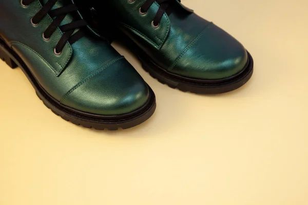 Zöld csizma. Alkalmi cipő klasszikus. Bőr modern csizma. Csizma fűzővel. Női téli csizma. Cipő. Fénymásolási hely. — Stock Fotó